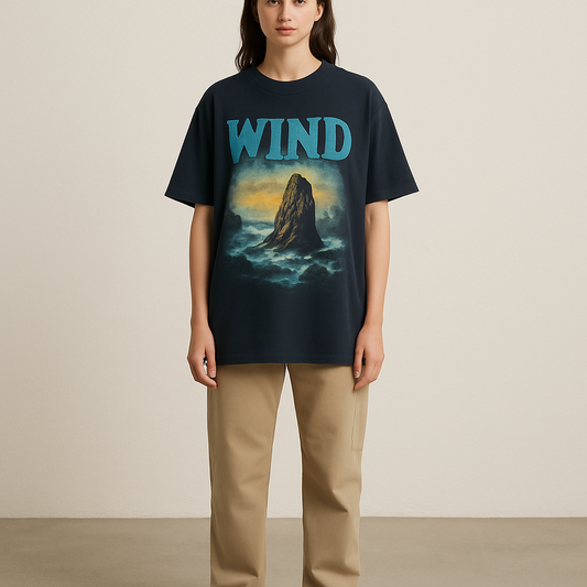 Damen Oversized Graphic T-Shirt in Schwarz – Print Shirt „WIND“ mit Rundhals | Modezeno